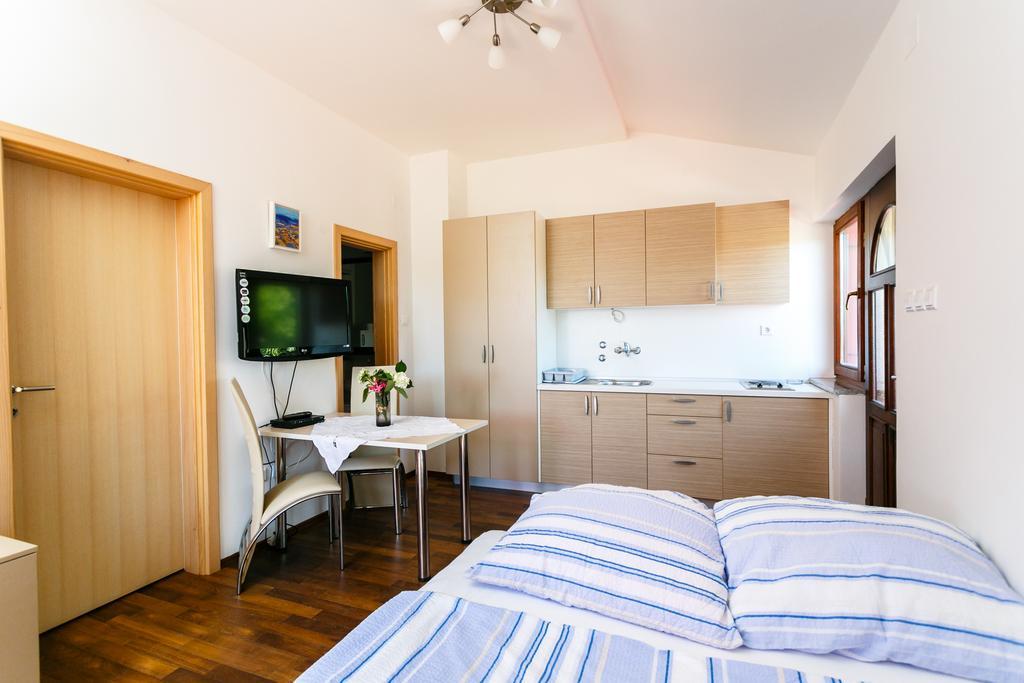 Apartments Josip Pinezići Cameră foto